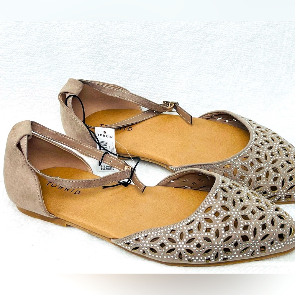 Torrid Womens Dorsay Flat Shoes Beige Floral Ankle Strap Embellished 10.5 New